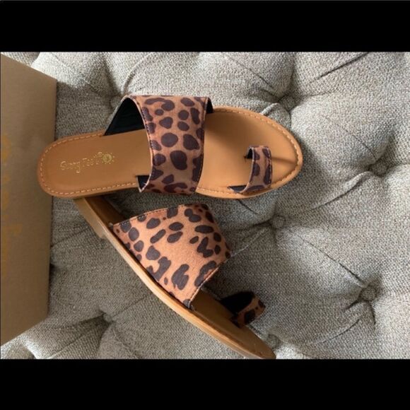 Leopard  Toe  Sandals - Picture 8 of 14